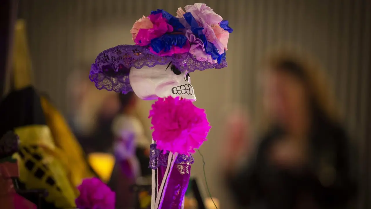 Un mu&ntilde;eco con forma de esqueleto en la presentaci&oacute;n de la ofrenda del D&iacute;a de los Muertos, en el Centro Cultural de la Villa.
