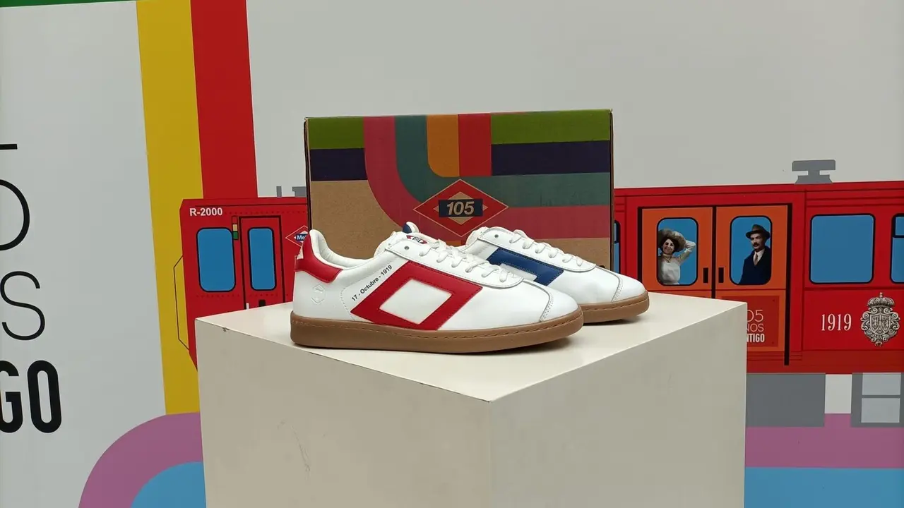 Ejemplar de las zapatillas conmemorativas del aniversario de Metro