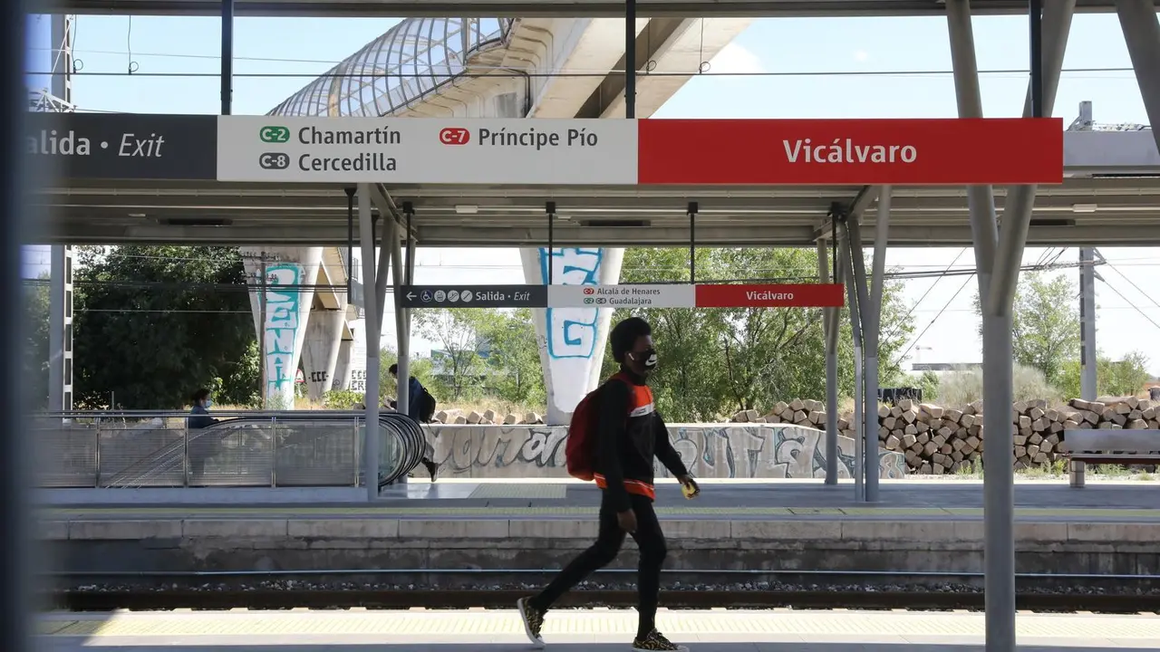 Pasajeros en el and&eacute;n de la estaci&oacute;n de Cercan&iacute;as de Vic&aacute;lvaro en el distrito de Vic&aacute;lvaro.