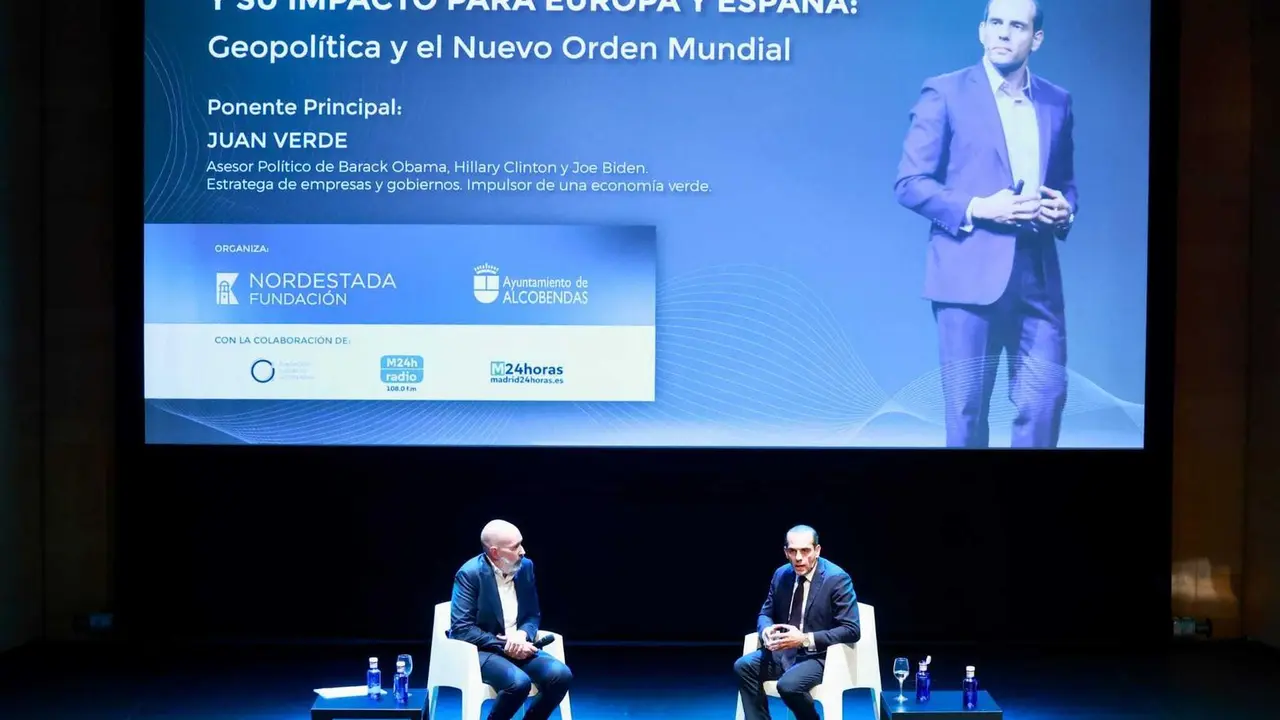Juan Verde en la charla sobre geopol&iacute;tica en Alcobendas.