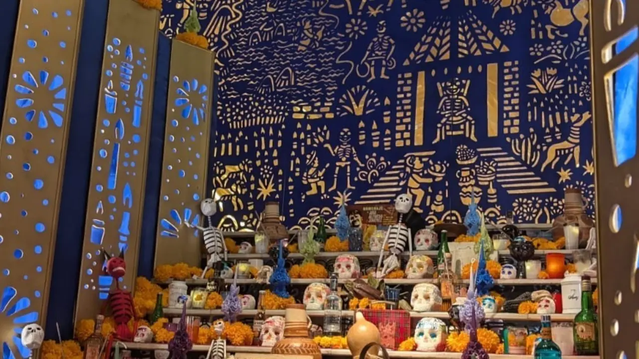 Altar de muertos de la Casa de M&eacute;xico.