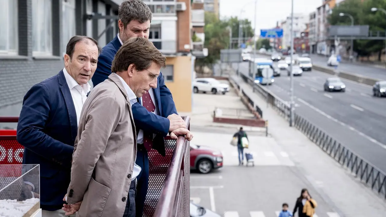 El delegado de Urbanismo, Medio Ambiente y Movilidad, Borja Carabante (i), y el alcalde de Madrid, Jos&eacute; Luis Mart&iacute;nez-Almeida (d), visitan el inicio de las obras de soterramiento de la A-5 y la construcci&oacute;n del futuro Paseo Verde del Suroeste.
