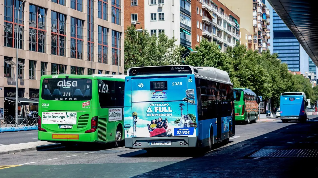 Un autob&uacute;s de la EMT y otro interurbano.
