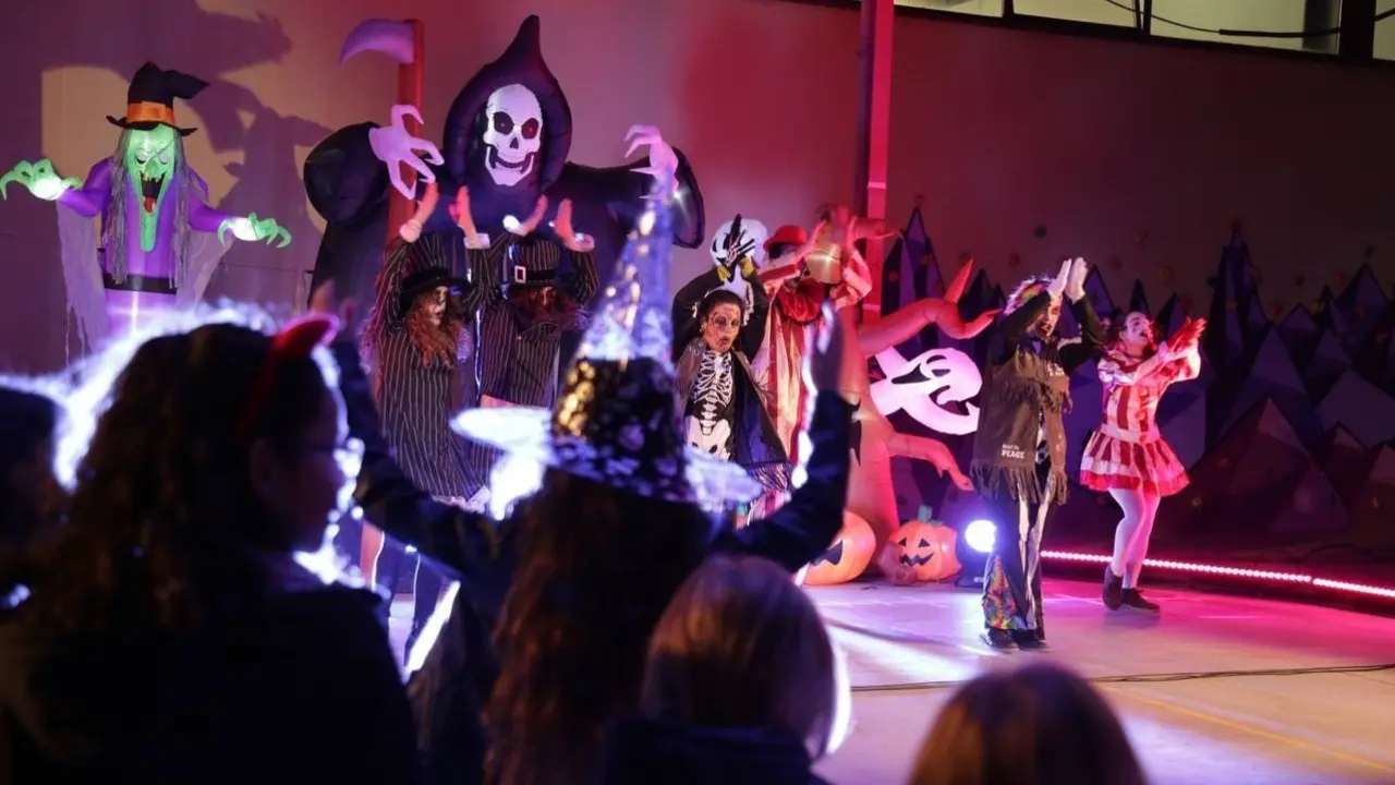 Varios ni&ntilde;os disfrazados en un espect&aacute;culo de Halloween.