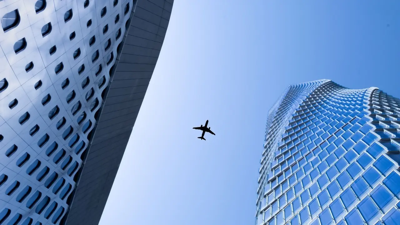 Imagen de archivo de un avión volando.