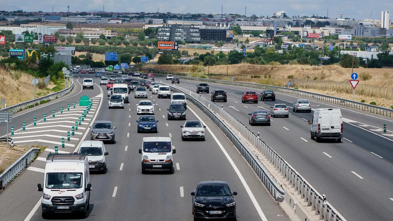 Archivo - Varios coches circulan, con motivo de la operaci&oacute;n salida del puente de agosto, en la A5, a 14 de agosto de 2024, en Madrid (Espa&ntilde;a).