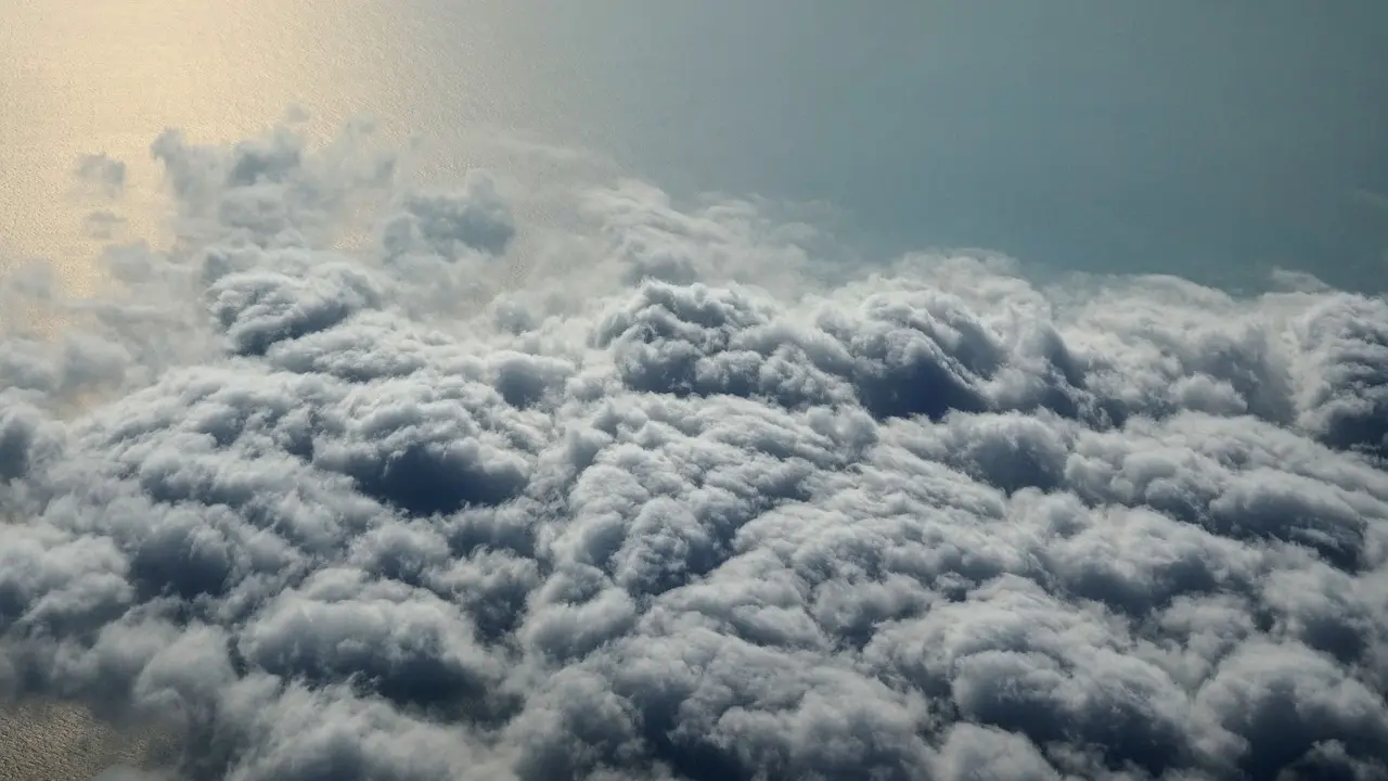 Gran acumulaci&oacute;n de nubes en el cielo. Imagen de archivo.