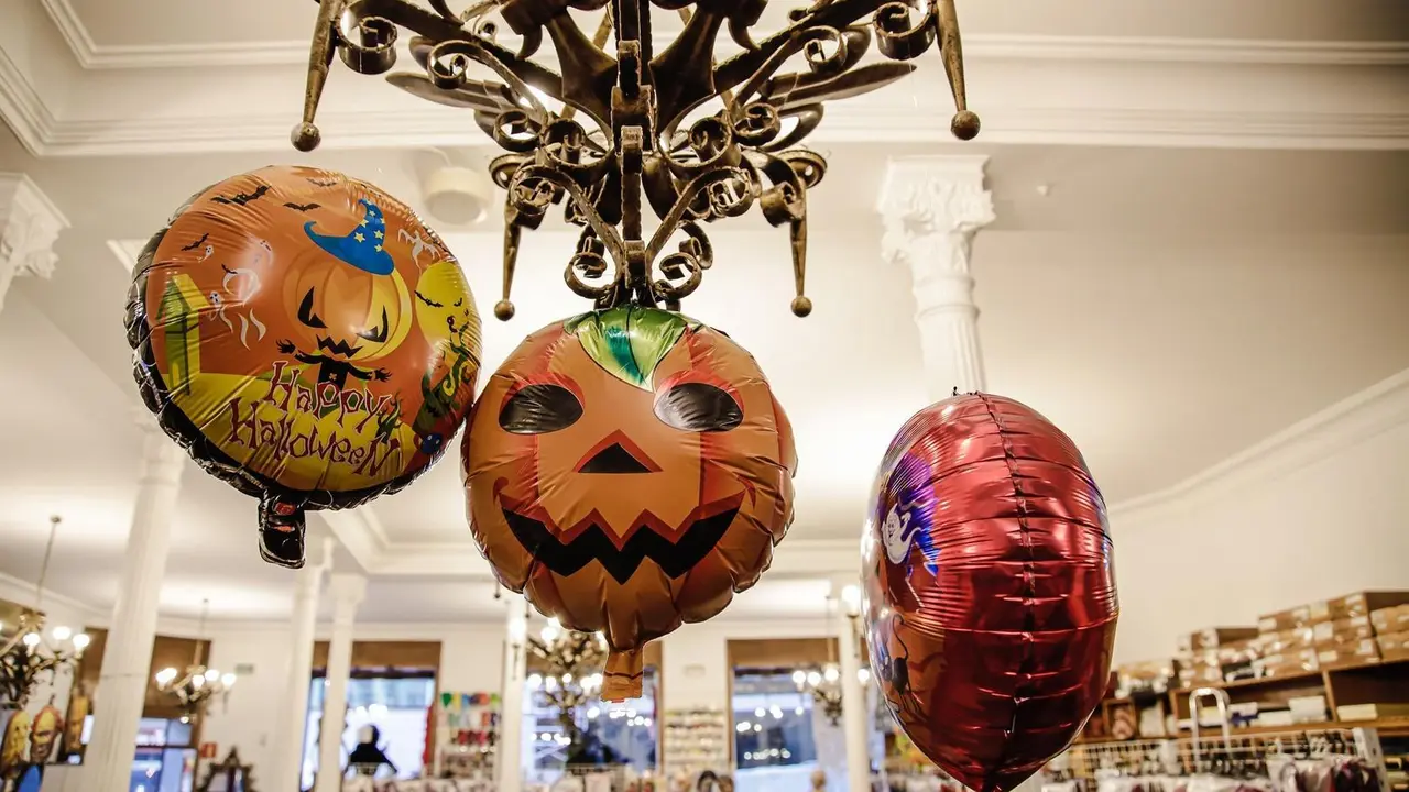 Imagen de archivo. Decoraci&oacute;n de Halloween en una tienda de disfraces.