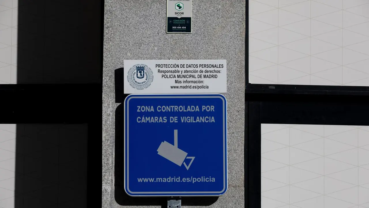 Imagen de archivo. Se&ntilde;al de zona videovigilada, en las inmediaciones de la Puerta del Sol, a 2 de febrero de 2024, en Madrid (Espa&ntilde;a).