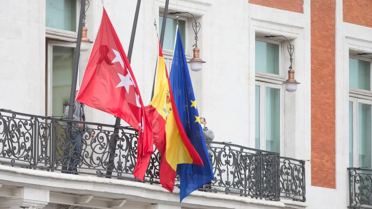 Minute of silence at Comunidad de Madrid building for the victims of the Covid-19 during thetennth day after the Government declared the state of alarm in Spain and recommended people to stay at home to fight coronavirus COVID-19 on March 30, 2020 in Madrid, Spain