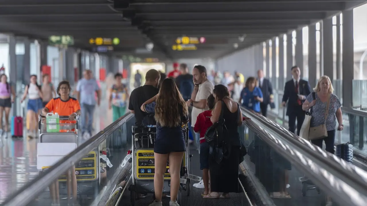 Imagen de archivo. Varias personas con maletas en la terminal T4 del aeropuerto Adolfo Su&aacute;rez Madrid-Barajas, a 30 de agosto de 2024, en Madrid (Espa&ntilde;a).
