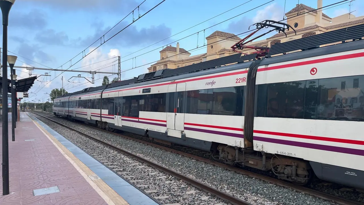 Tren de cercan&iacute;as estacionado en una parada