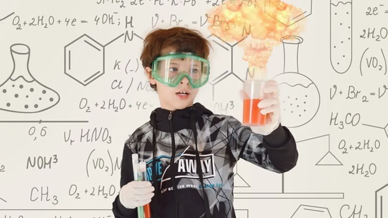 Un ni&ntilde;o en una imagen de archivo por la semana de la ciencia.