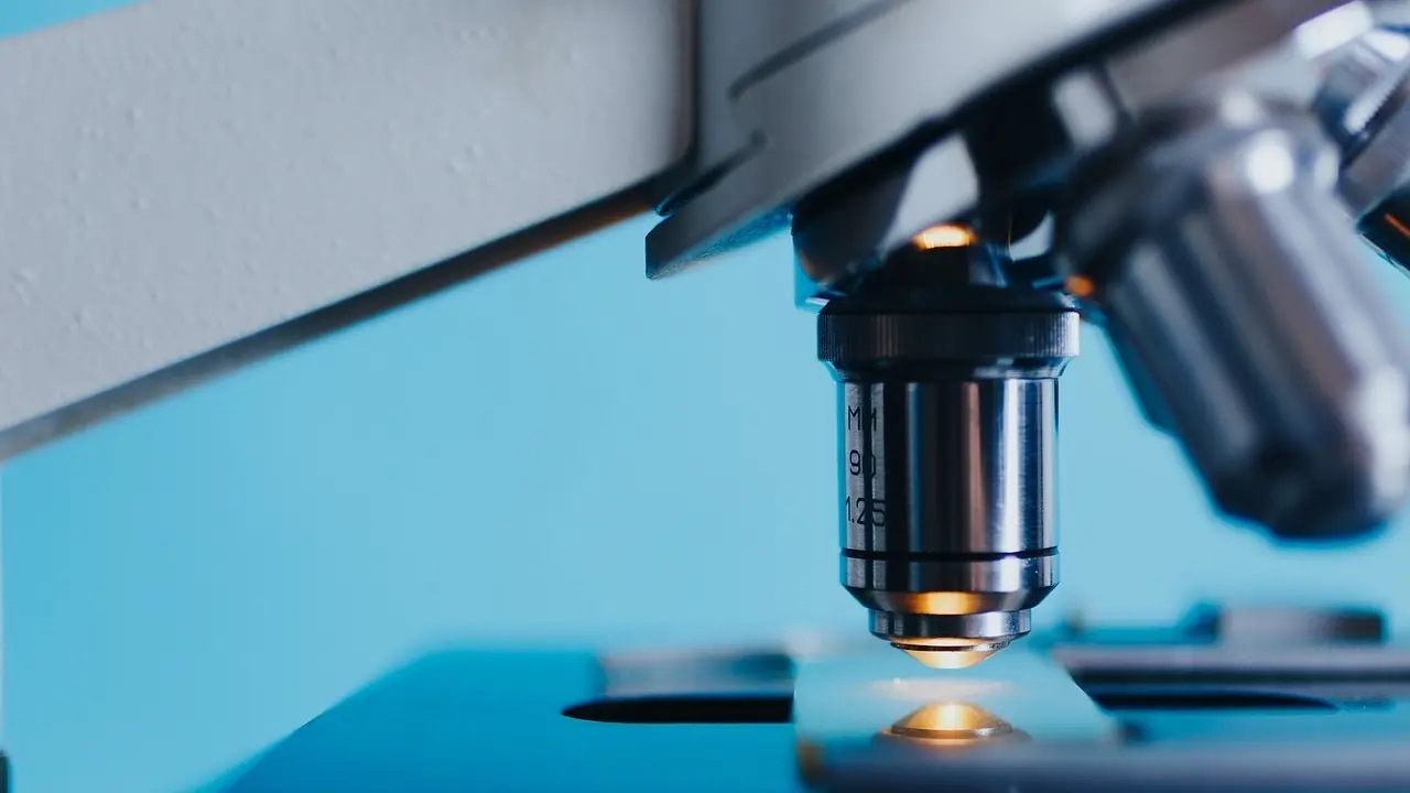 Imagen de archivo de un microscopio.