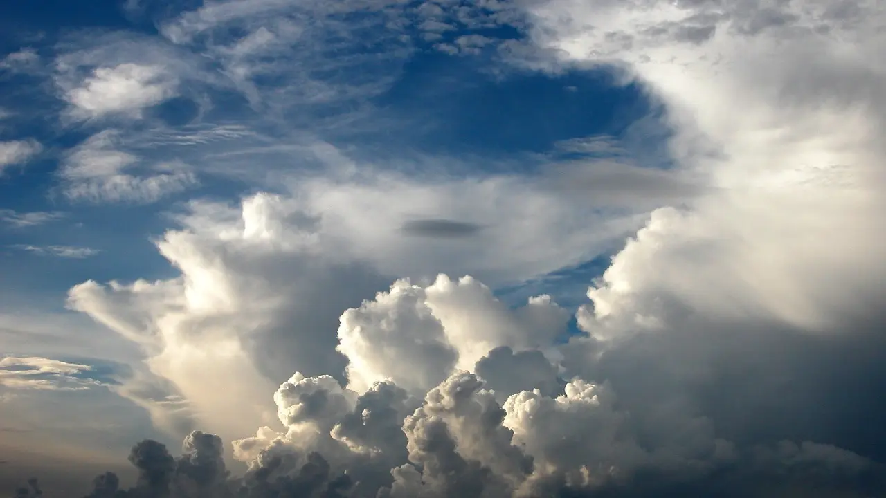 Imagen de archivo de nubes en el cielo.