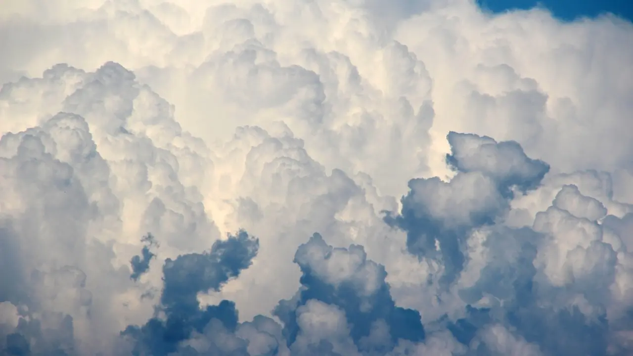 Imagen de archivo de nubes espesas.