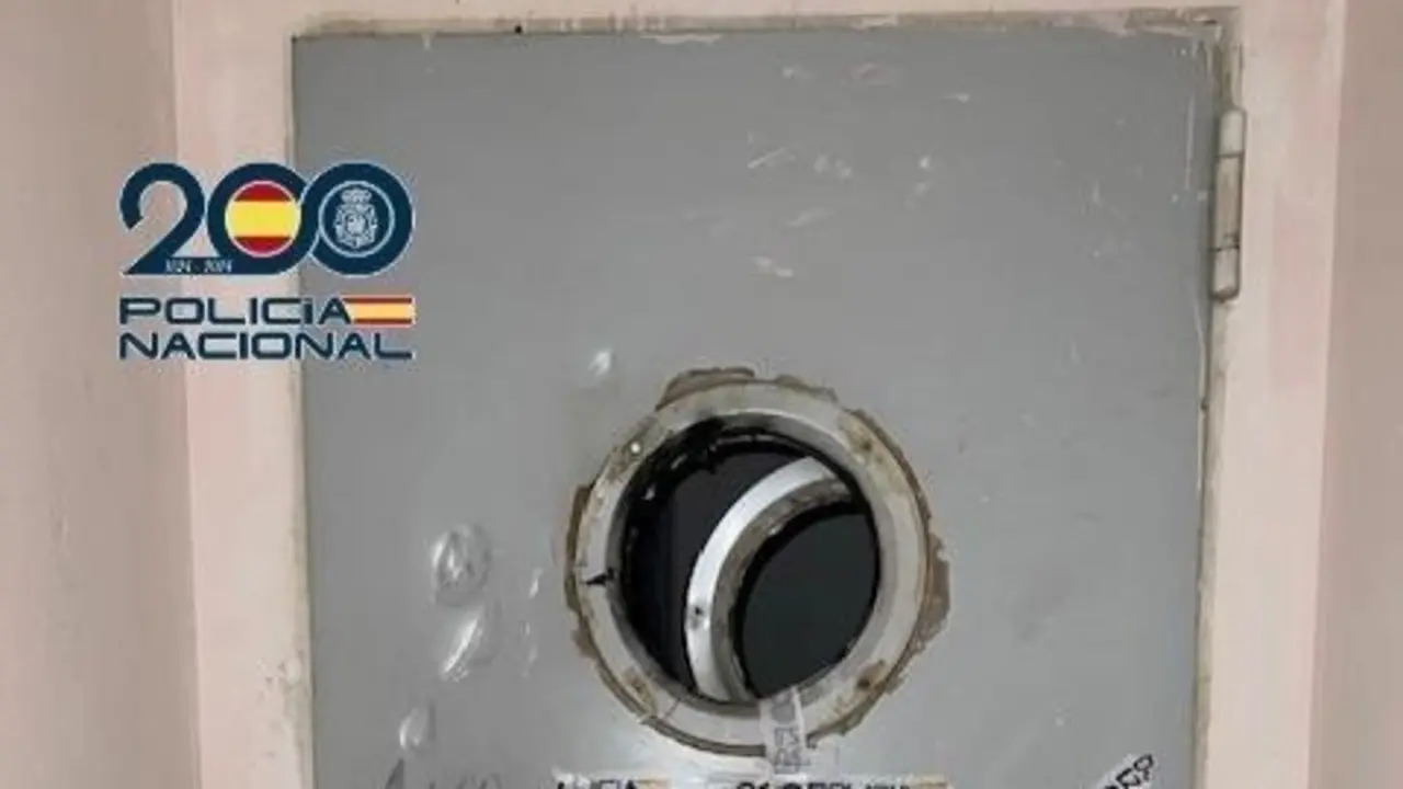 Tres detenidos por vender drogas desde un 'narcotrastero' en el distrito de Tetu&aacute;n.