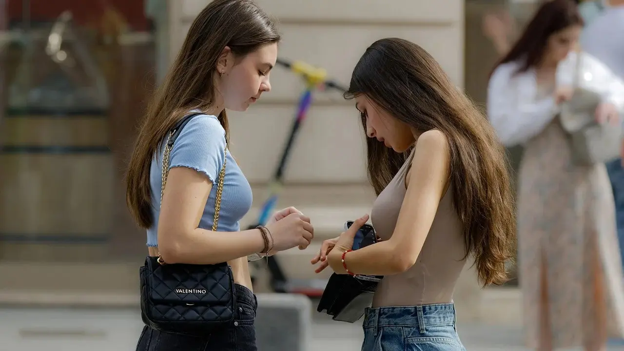 Dos mujeres en la calle. Imagen de archivo.