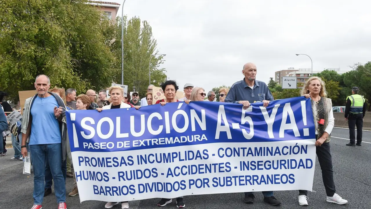Varias personas durante una manifestaci&oacute;n para reclamar el soterramiento de la A-5.
