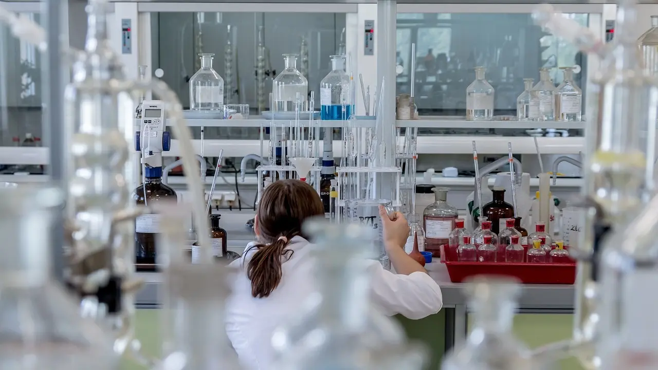 Imagen de archivo de una mujer en un laboratorio.