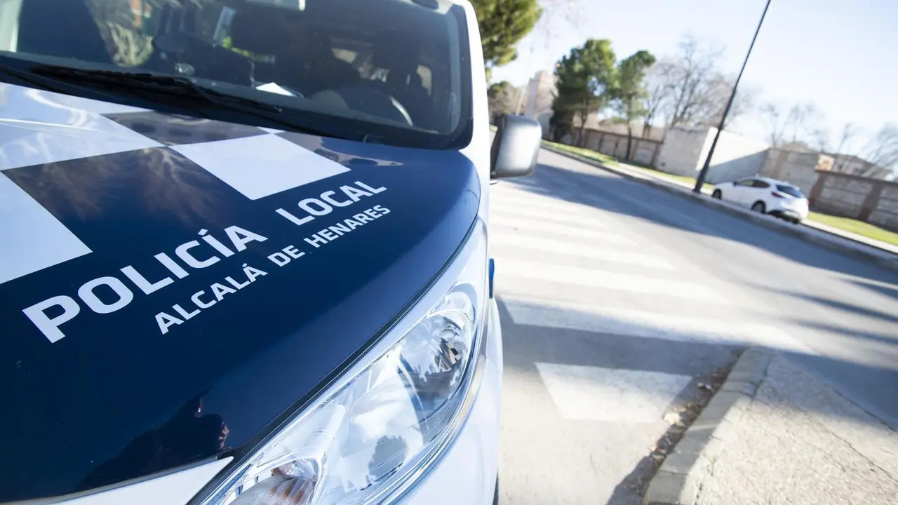 Un veh&iacute;culo de la Polic&iacute;a local de Alcal&aacute; de Henares.