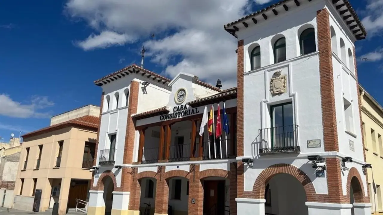 Fachada del consistorio de Pinto.