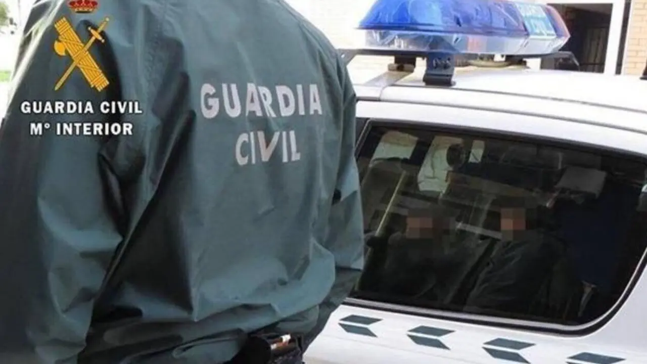 Agente de la Guardia Civil de espaldas
