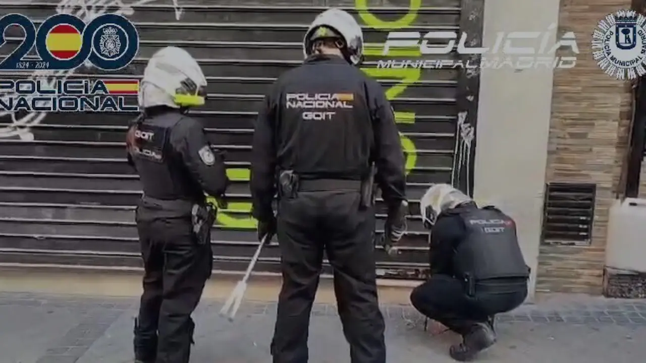 Agentes de la Polic&iacute;a en el local de los hechos.