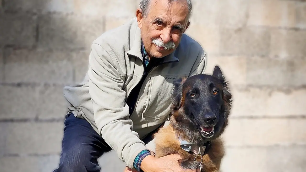 Un hombre abrazando a un perro en una imagen de archivo.
