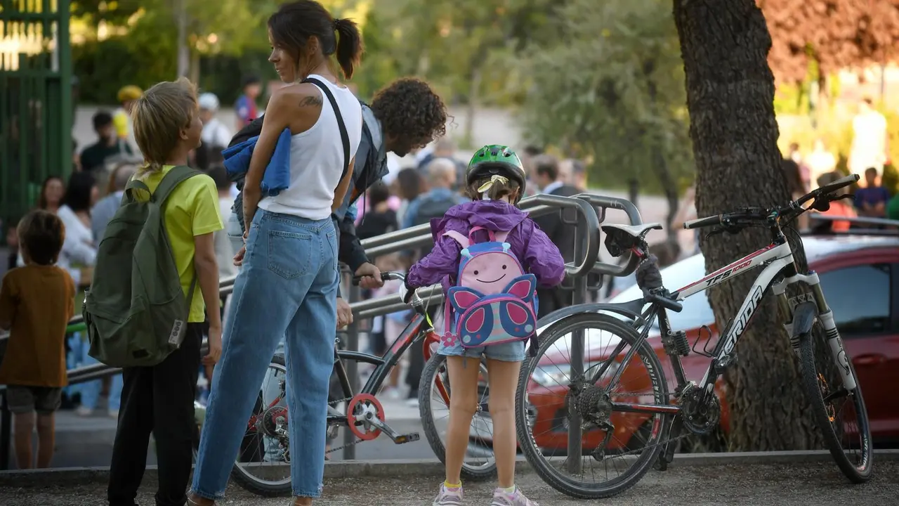 Ni&ntilde;os llegan al colegio.