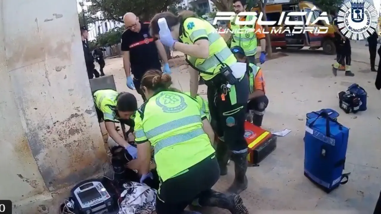 Polic&iacute;a Municipal de Madrid y Samur atienden a un menor apu&ntilde;alado por otro en una calle de Valencia.
