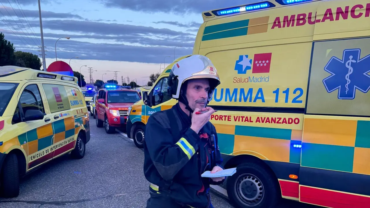 Imagen de un trabajador de emergencias en el lugar del accidente.