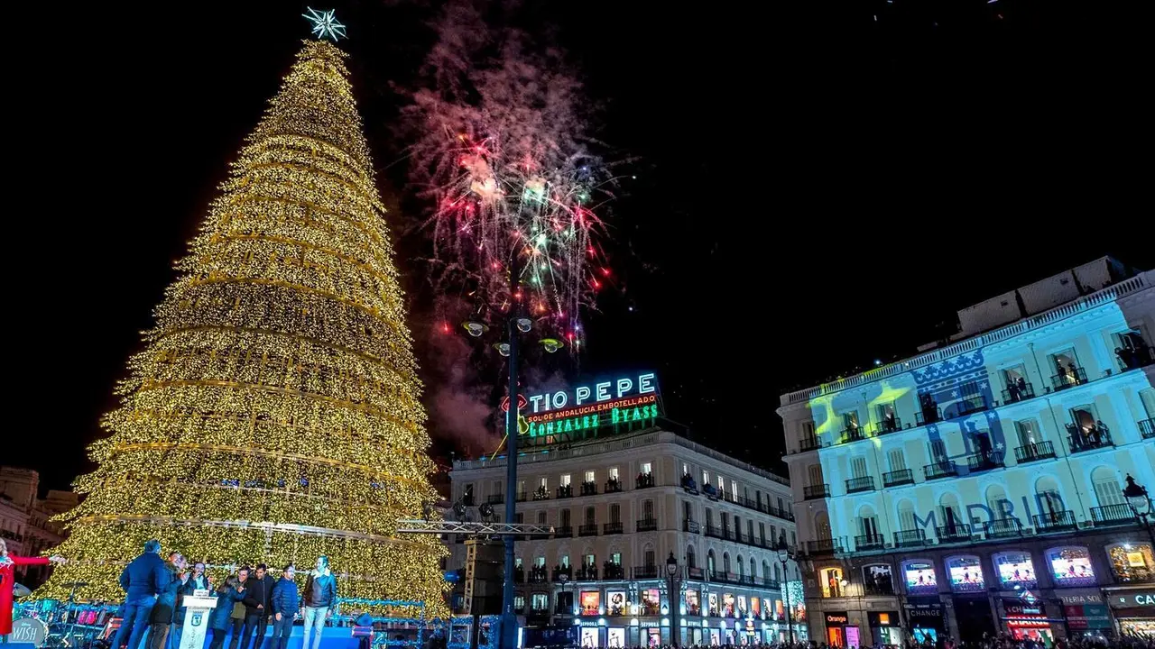 La cantante Ana Guerra y parte del plantel de actores de Campeonex, realizan el encendido de luces de navidad, en la Puerta del Sol, a 23 de noviembre de 2023, en Madrid (Espa&ntilde;a). La Puerta del Sol de Madrid congrega a cerca de 12.000 personas en el encendido de las luces de Navidad, con un despliegue de 200 polic&iacute;as municipales. El Ayuntamiento de Madrid recomienda el uso de itinerarios peatonales por los cortes y afecciones que se van a producir a la movilidad para garantizar la seguridad.
23 NOVIEMBRE 2023;LUCES NAVIDE&Ntilde;AS;&Aacute;RBOL;DECORACI&Oacute;N;NAVIDAD;T&Iacute;O PEPE;CARTEL;
Alberto Ortega / Europa Press
23/11/2023