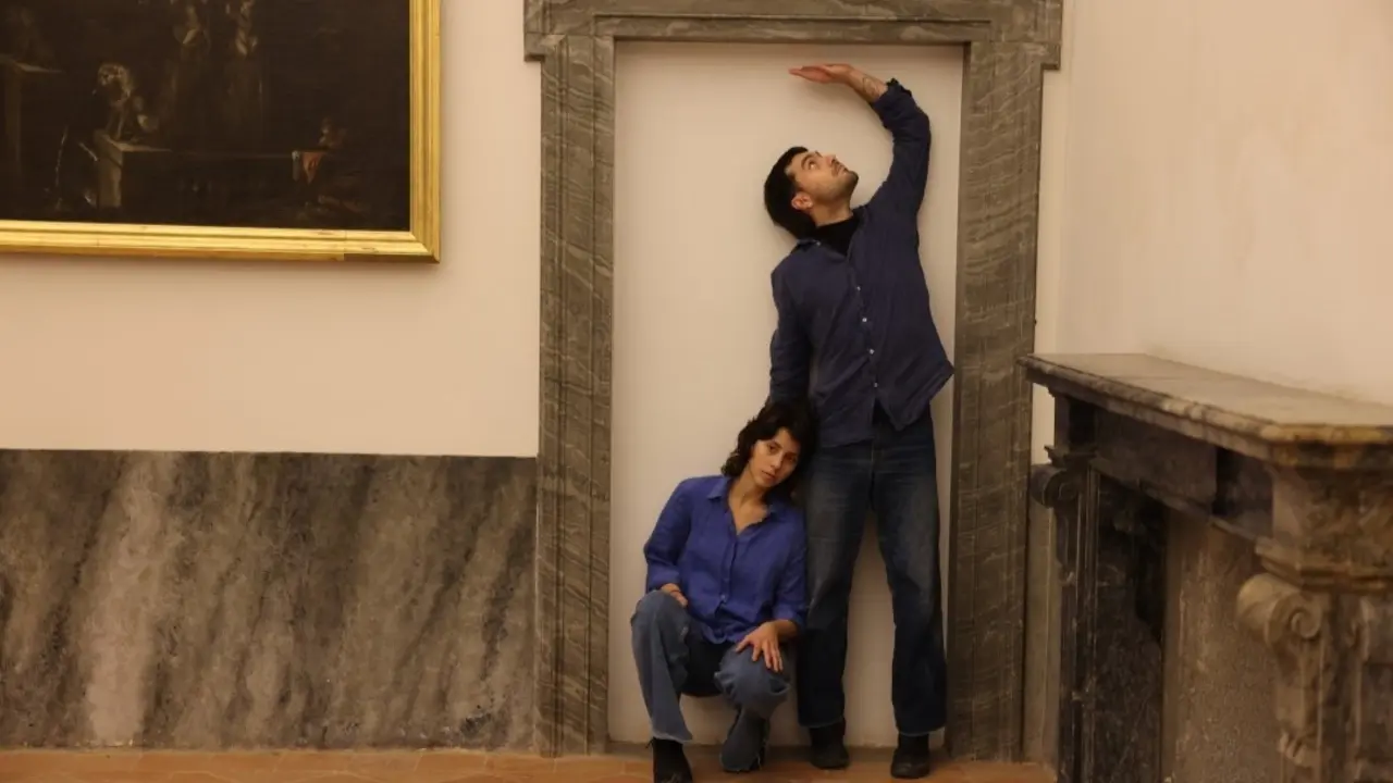 Dos artistas del espect&aacute;culo interactuando con el espacio del Palacio