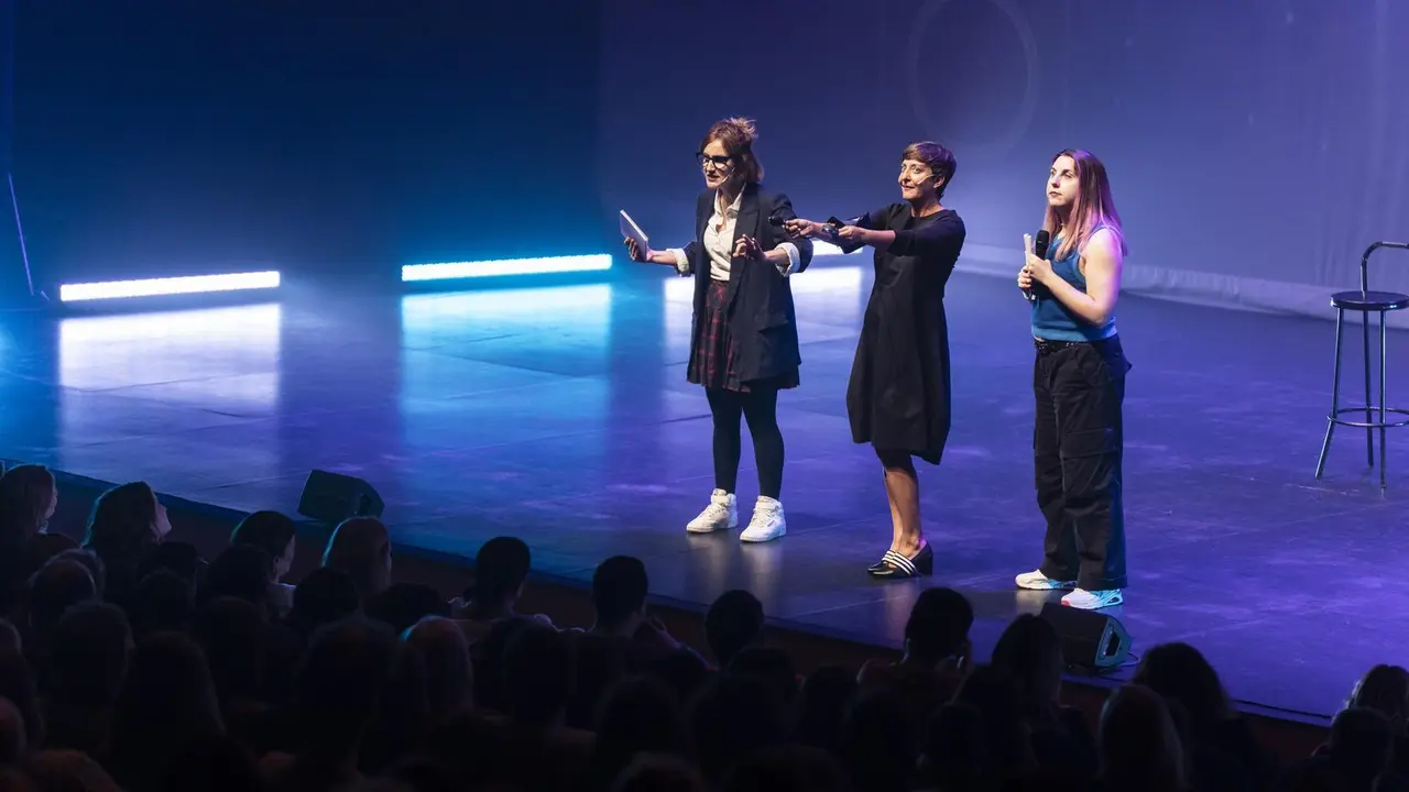 Imagen del show 'Mentes Peligrosas' con Ana Morgade, Eva Hache y Carolina Iglesias sobre el escenario. Imagen cedida por la organizaci&oacute;n del espect&aacute;culo.