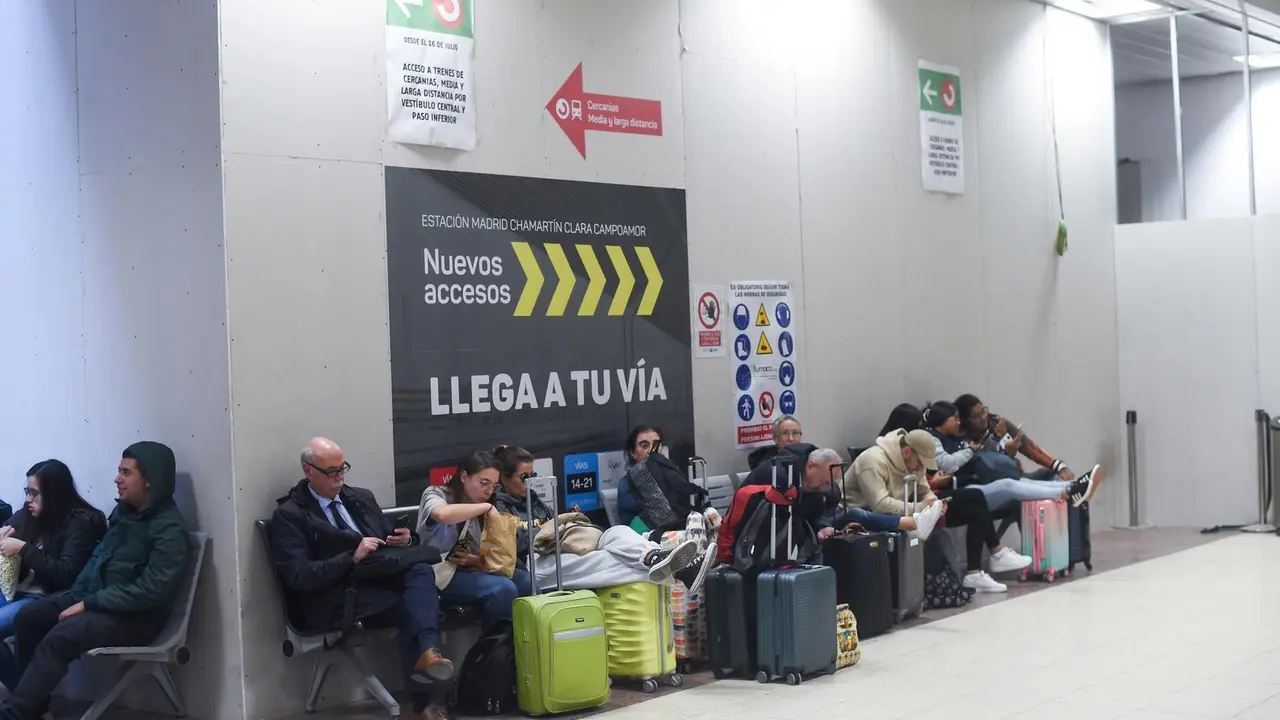 Varias personas con maletas en la estaci&oacute;n de tren de Chamart&iacute;n, a 30 de octubre de 2024, en Madrid (Espa&ntilde;a).