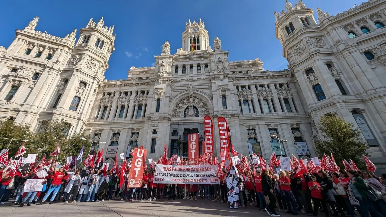 Auxiliares del Servicio de Ayuda a Domicilio concentrados frente al Ayuntamiento de Madrid, en Cibeles, para exigir la actualizaci&oacute;n de los pliegos, el 30 de octubre, en Madrid.
