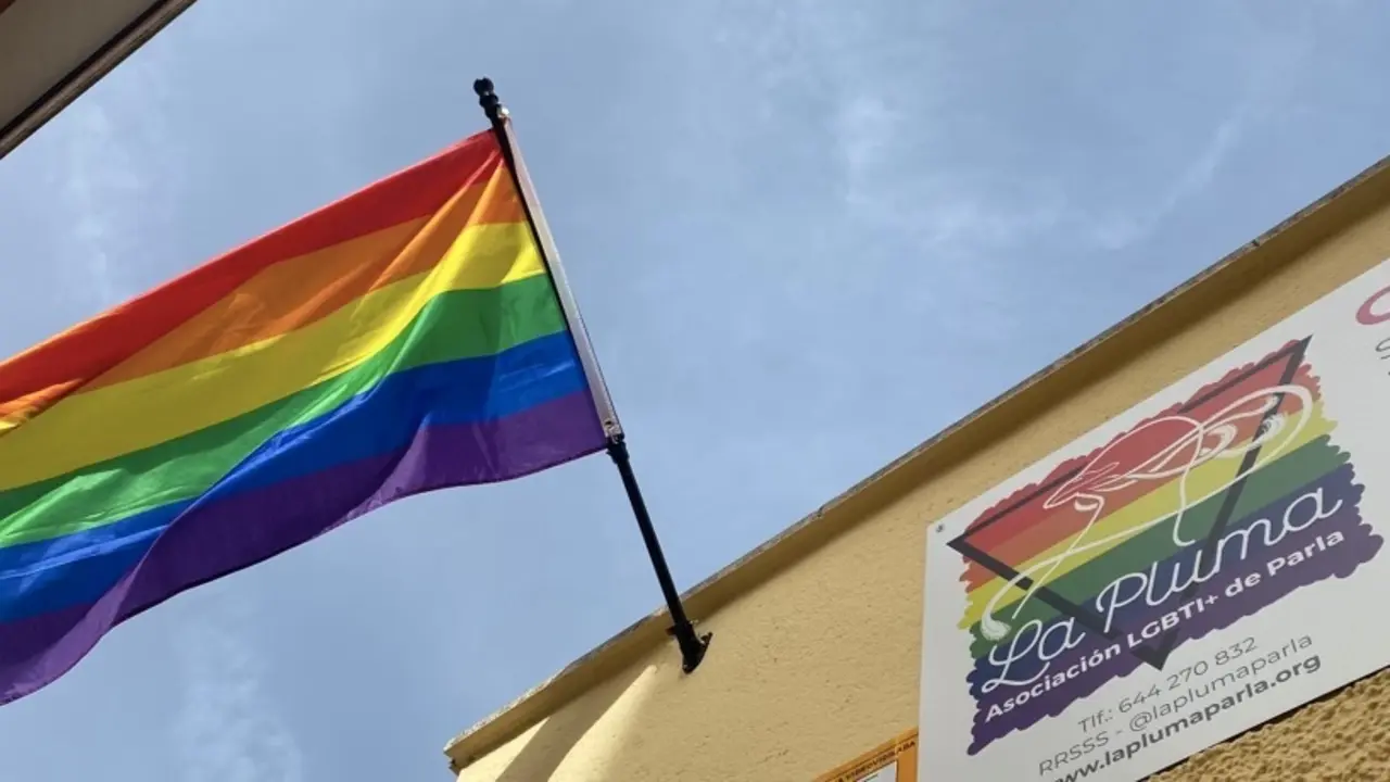 Fachada de la Asociaci&oacute;n La Pluma en Parla con su bandera LGTBI+.