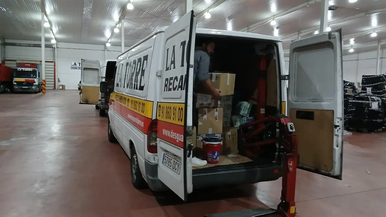 Una furgoneta de recogida de material, en Torrej&oacute;n de la Calzada.