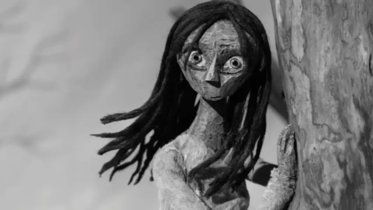 Imagen en blanco y negro de uno de los cortos, mu&ntilde;eca tallada en madera.