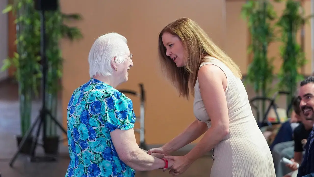 Ana D&aacute;vila (derecha) con una se&ntilde;ora mayor.