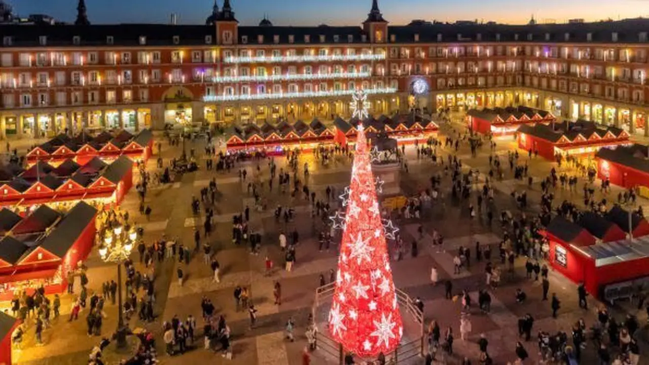 El mercado navide&ntilde;o de la Plaza Mayor de Madrid el a&ntilde;o 2023.