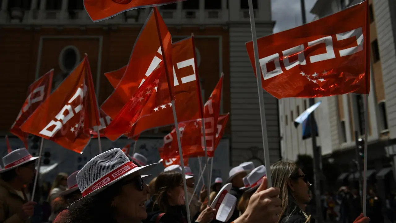 Banderas de CCOO durante una manifestaci&oacute;n.