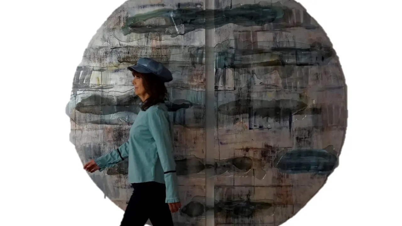 Isabel de la O junto a una de sus obras.