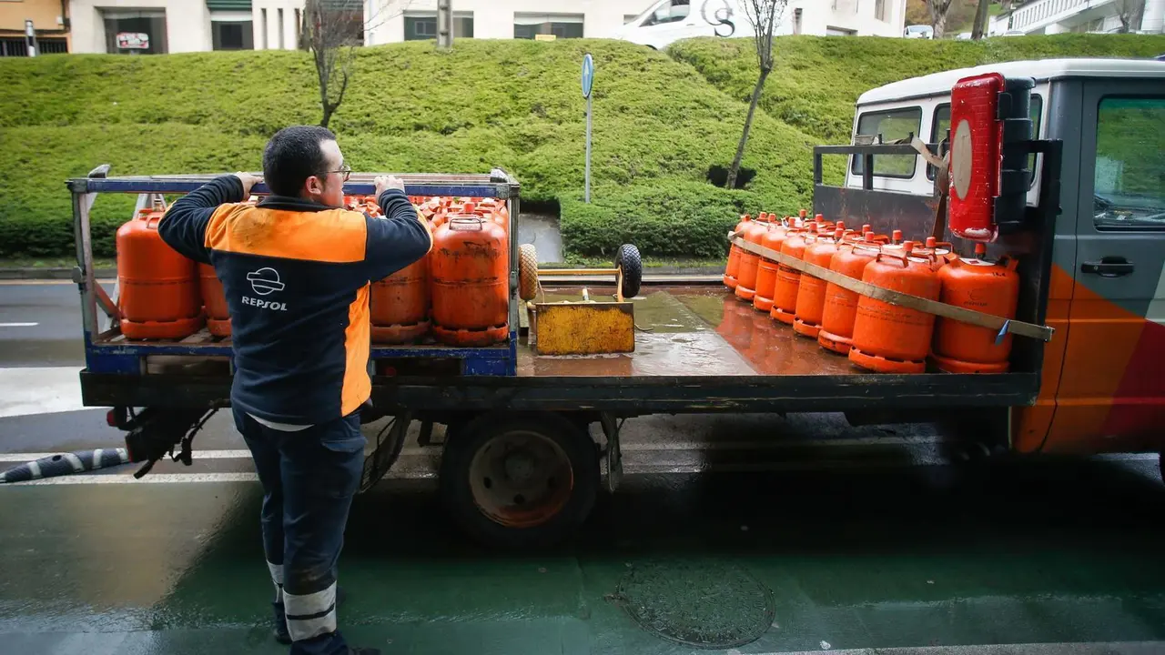 Lugo. Sube un 5% la bombona de butano tras encadenar varios bimestres de bajadas. En la imagen, un trabajador reparte bombonas de butano por la ciudad de Lugo, en la tarde del martes 21 de noviembre