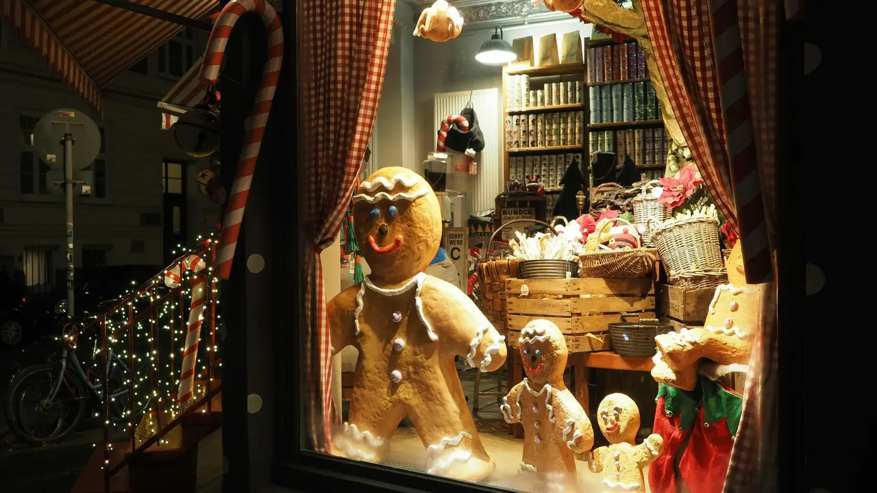 Escaparate navide&ntilde;o con tres mu&ntilde;ecos de jengibre.