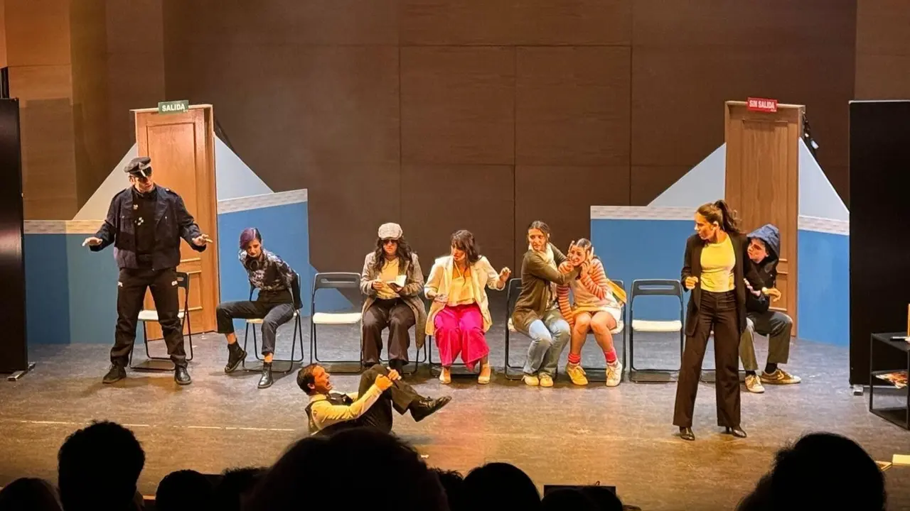 Escena de la obra 'La Sala de Espera' con los nueve protagonistas.