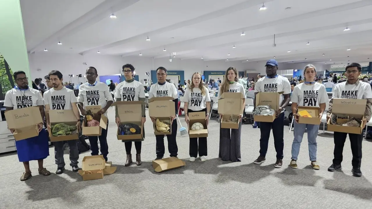 Representantes de Greenpeace Espa&ntilde;a en el lobby de la COP29.