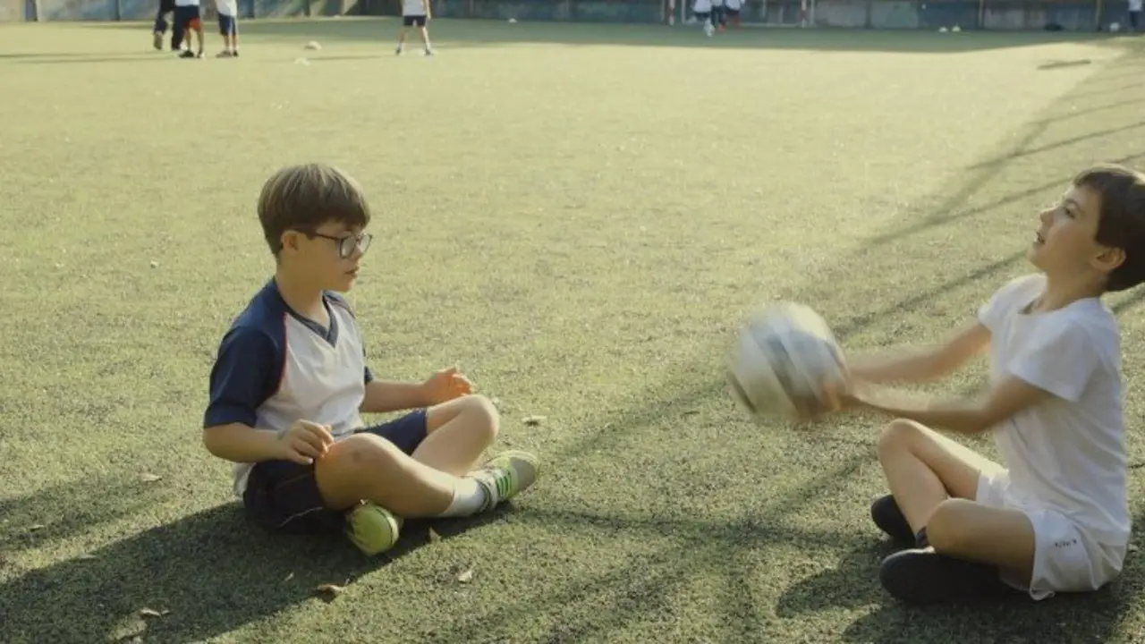 Nico, un ni&ntilde;o con discapacidad intelectual, junto a su amigo &Aacute;lvaro jugando a la pelota.
