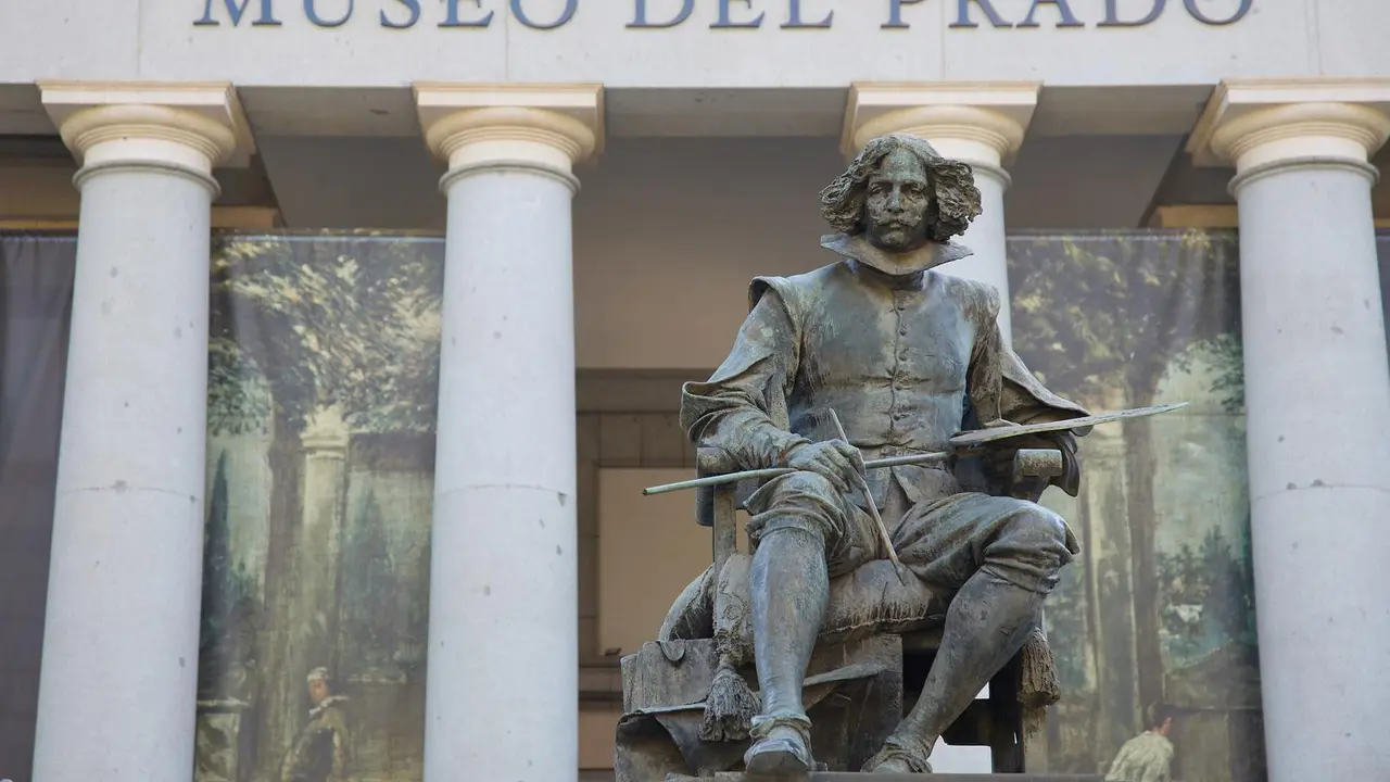 Imagen de la fachada del Museo del Prado con una escultura en su exterior.